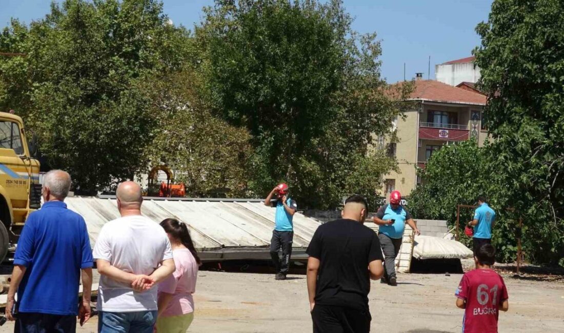 Sultanbeyli’de vinç kullanılarak kaldırılmaya başlanan çelik konstrüksiyon çatının henüz sabitlenmemesi
