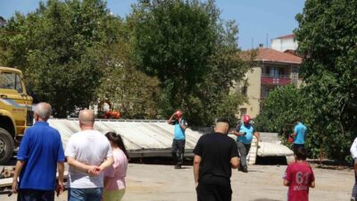 Sultanbeyli’de vinç kullanılarak kaldırılmaya başlanan çelik konstrüksiyon çatının henüz sabitlenmemesi