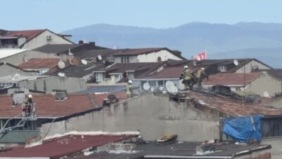 İstanbul’un Sultangazi ilçesinde çatı tadilatı esnasında meydana gelen yangın, mahalle