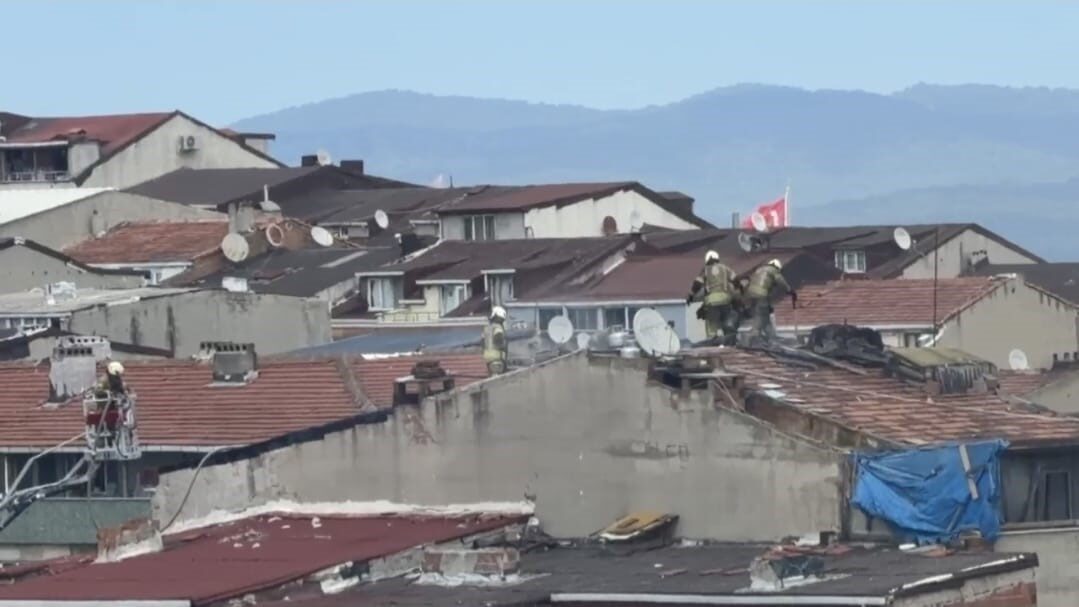 İstanbul’un Sultangazi ilçesinde çatı tadilatı esnasında meydana gelen yangın, mahalle
