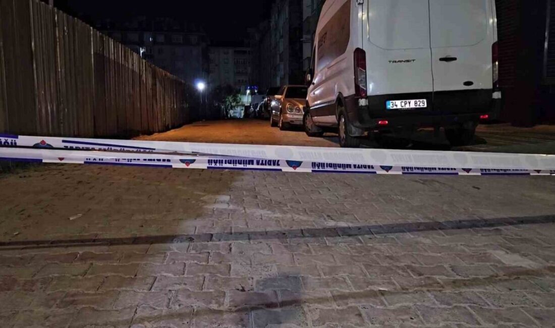 Sultangazi’de bir sitede meydana gelen toprak kayması sonucunda inşaatın olduğu