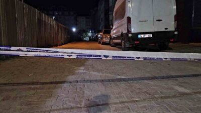Sultangazi’de bir sitede meydana gelen toprak kayması sonucunda inşaatın olduğu