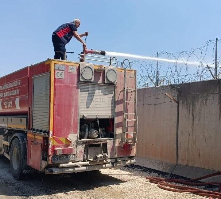Yayladağı ilçesindeki orman yangını, Suriye sınırından gelen alevlerle Güveççi Karakolu