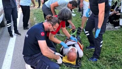 Aksaray’da servis minibüsü kaza yaptı, sürücü hastalanarak direksiyon hakimiyetini kaybetti.