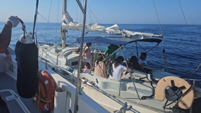 Didim ilçesine bağlı olan bir yelkenli tekne, içinde düzensiz göçmenler