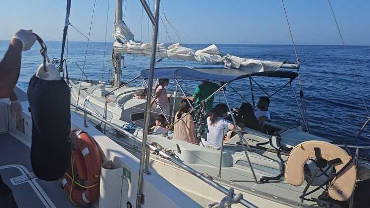 Didim ilçesine bağlı olan bir yelkenli tekne, içinde düzensiz göçmenler