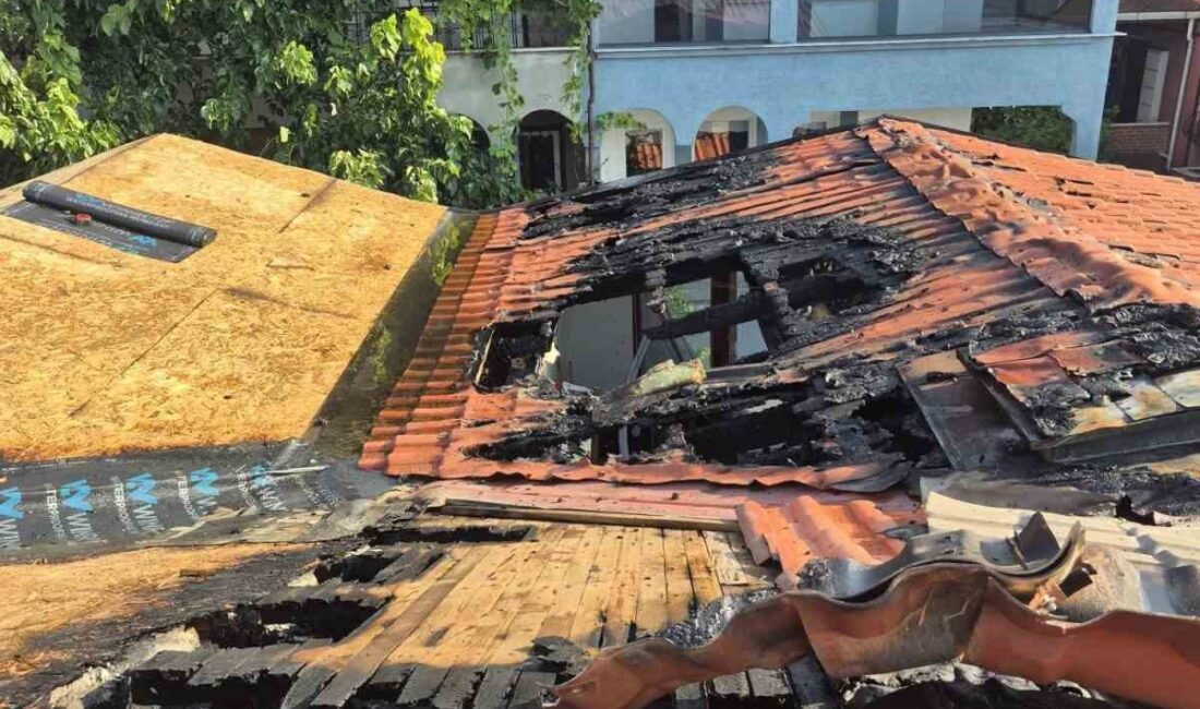 Kocaeli’nin Karamürsel ilçesinde, bir evin çatısında yapılan tadilat sırasında meydana