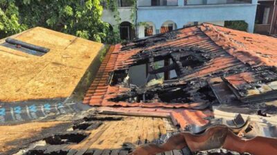 Kocaeli’nin Karamürsel ilçesinde, bir evin çatısında yapılan tadilat sırasında meydana
