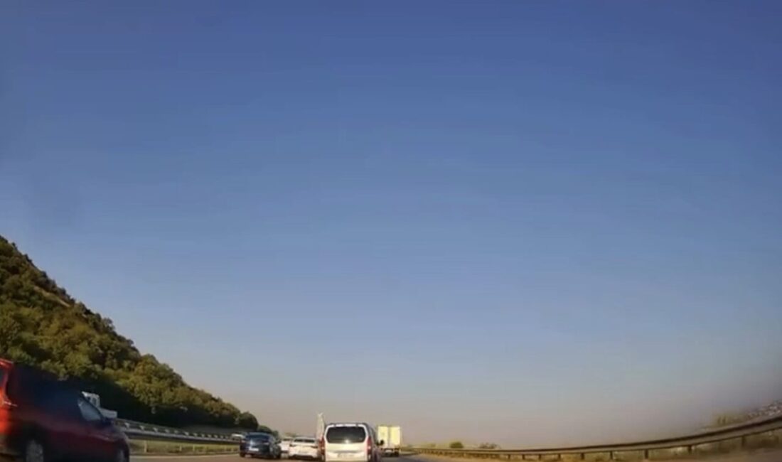 Bursa’nın merkezinde, bir hafif ticari araç önündeki otomobile çarptı. Kaza,