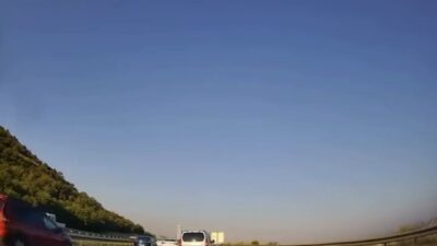 Bursa’nın merkezinde, bir hafif ticari araç önündeki otomobile çarptı. Kaza,
