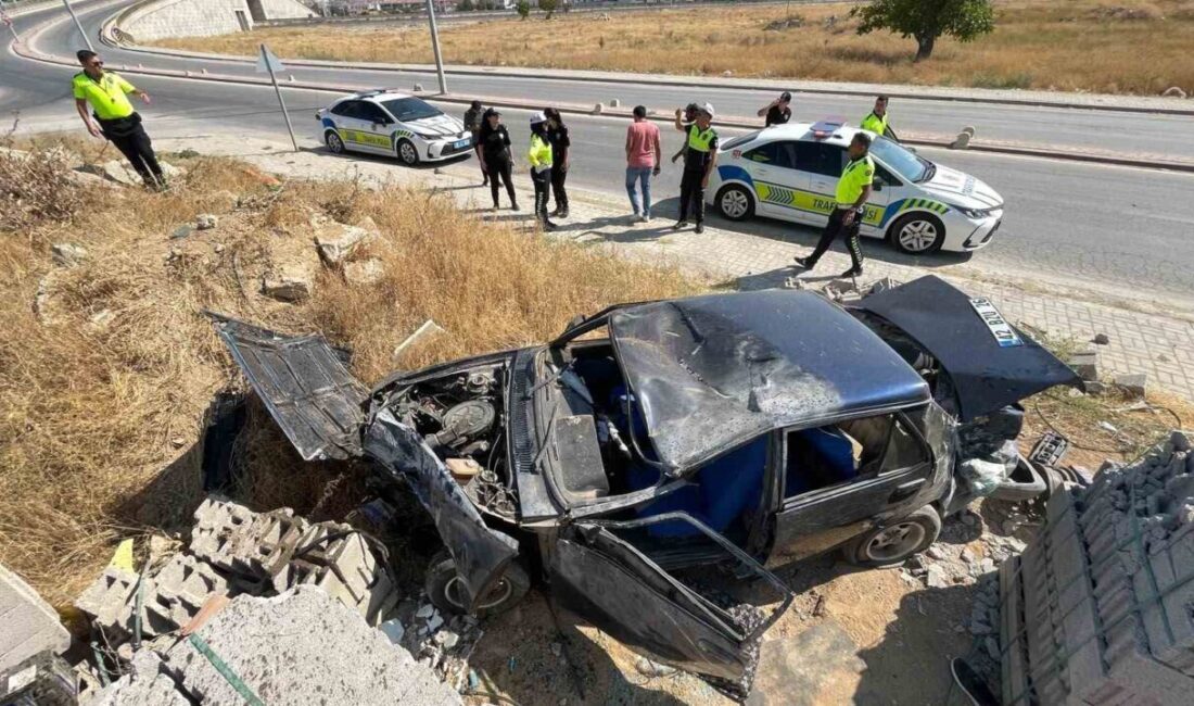 Karaman’da meydana gelen trafik kazasında bir kadın sürücü, otomobilinin kaldırıma