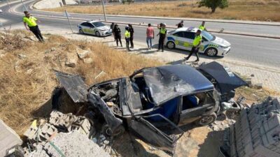 Karaman’da meydana gelen trafik kazasında bir kadın sürücü, otomobilinin kaldırıma