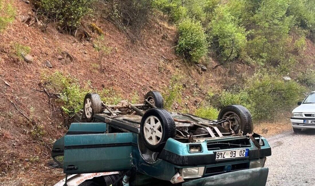 Denizli’nin Acıpayam ilçesinde, yağmur nedeniyle kayganlaşan yolda Tofaş marka bir