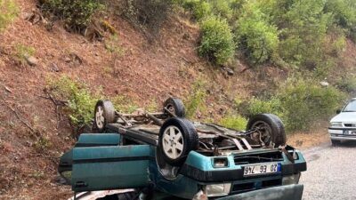 Denizli’nin Acıpayam ilçesinde, yağmur nedeniyle kayganlaşan yolda Tofaş marka bir