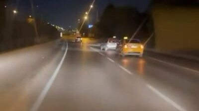 Bir kamera kaydı, Bursa’da, henüz belirlenemeyen bir nedenle iki taksi