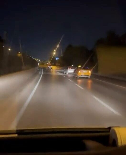 Bir kamera kaydı, Bursa’da, henüz belirlenemeyen bir nedenle iki taksi
