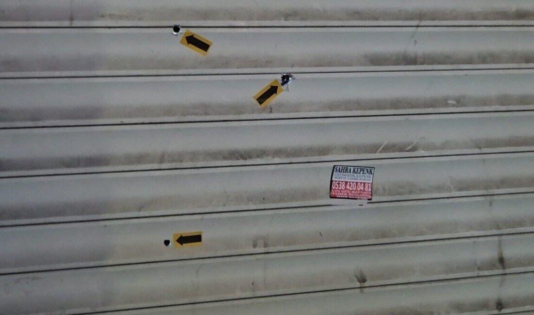 Küçükçekmece ilçesinde bir kişi, ticari taksiyle geldiği kuyumcu dükkanına silahla