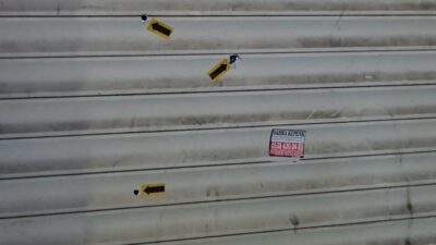 Küçükçekmece ilçesinde bir kişi, ticari taksiyle geldiği kuyumcu dükkanına silahla