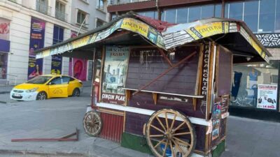 Erzurum’un Cumhuriyet Caddesi üzerinde yıllardır faaliyet gösteren tarihi büfe, gece
