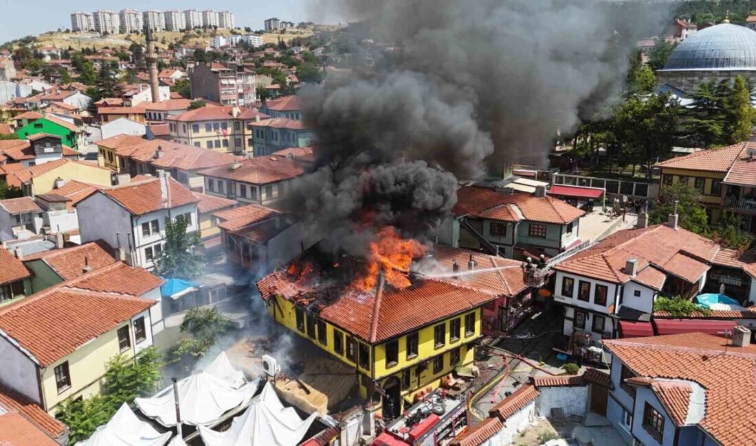 Eskişehir’in tarihi Odunpazarı Evleri Bölgesi’nde meydana gelen yangına itfaiye ekipleri