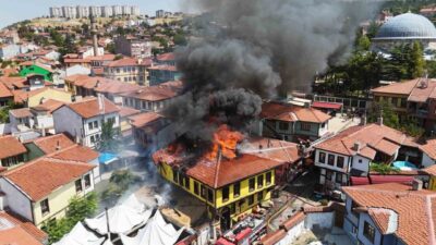 Eskişehir’in tarihi Odunpazarı Evleri Bölgesi’nde meydana gelen yangına itfaiye ekipleri