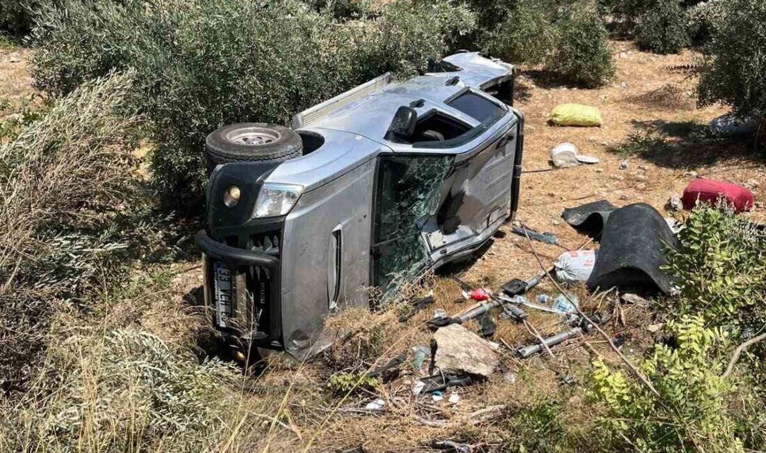 Tarsus ilçesinde yaşanan trafik kazasında bir pikap aracı kontrolden çıkarak