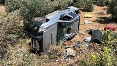 Tarsus ilçesinde yaşanan trafik kazasında bir pikap aracı kontrolden çıkarak