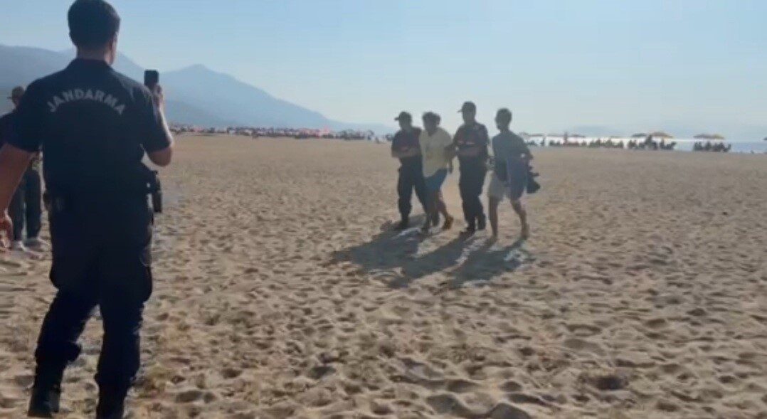 Kuşadası ilçesinde son bir haftada turistlerin çantalarını çalarak büyük bir