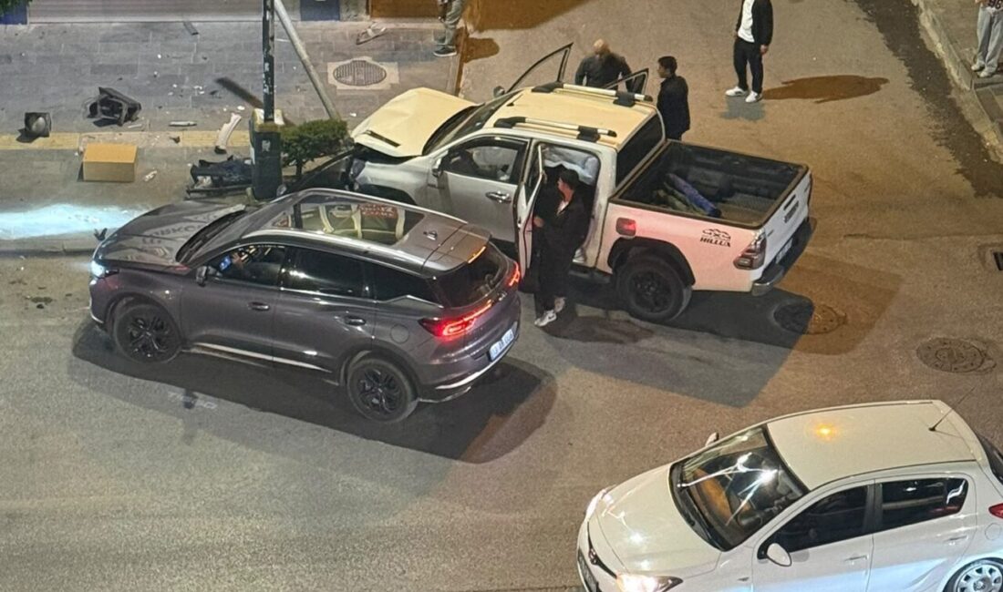 Bitlis’in Tatvan ilçesinde meydana gelen trafik kazasında 2 araç çarpıştı