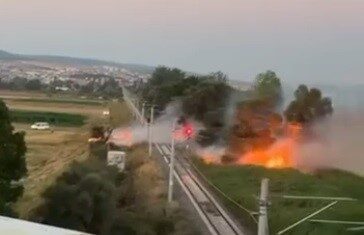 Tavşanlı ilçesinde meydana gelen arazi yangını, demiryolu hattını tehdit ettiği