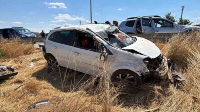 Kütahya’nın Tavşanlı ilçesinde bir aileye ait otomobilin kontrolünden çıkıp bariyerlere