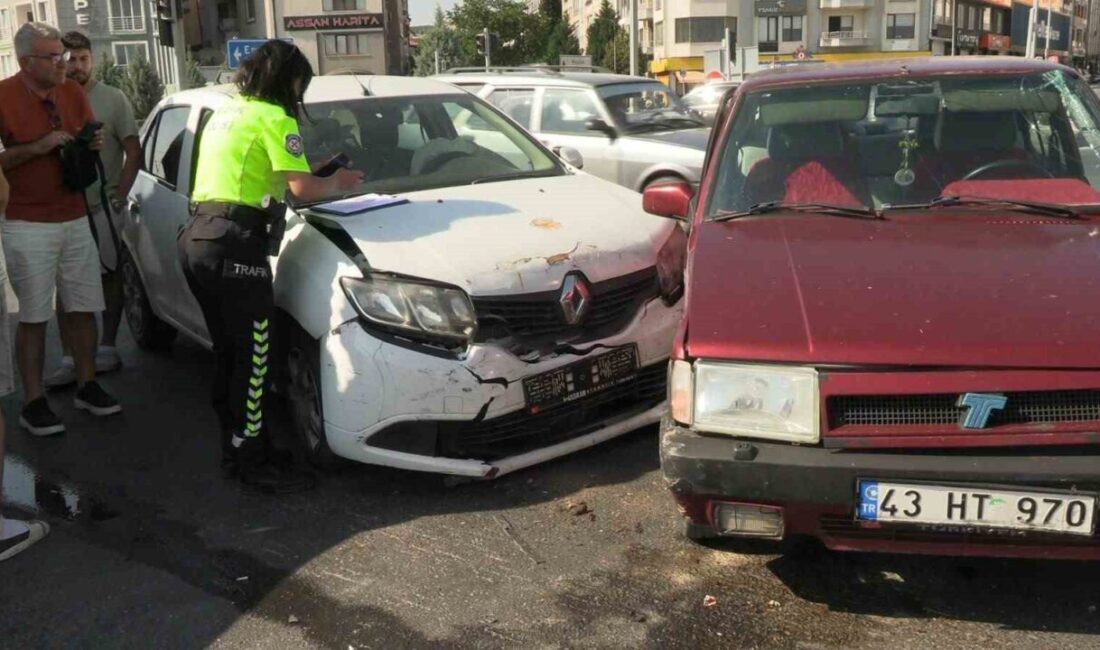 Tavşanlı ilçesinde meydana gelen trafik kazasında iki otomobil çarpıştı ve
