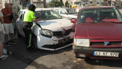 Tavşanlı ilçesinde meydana gelen trafik kazasında iki otomobil çarpıştı ve