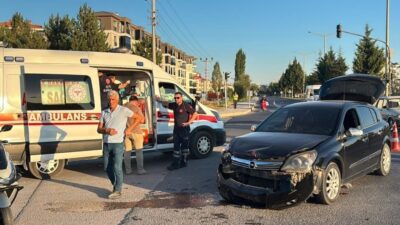 Tavşanlı ilçesinde sarı flaşörlerin yanıp söndüğü bir kavşakta meydana gelen