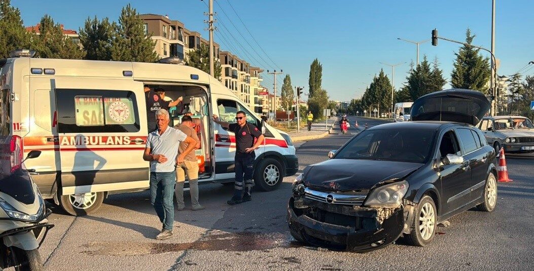 Tavşanlı ilçesinde sarı flaşörlerin yanıp söndüğü bir kavşakta meydana gelen