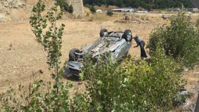 Kütahya’nın Tavşanlı ilçesinde, hafriyat kamyonu ile çarpışarak takla atan araçta