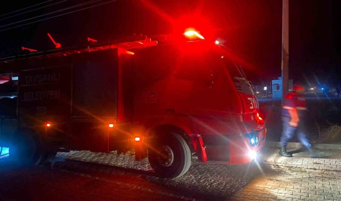 Tavşanlı ilçesinde, bir trafoda meydana gelen patlama sonucunda çıkan yangın,