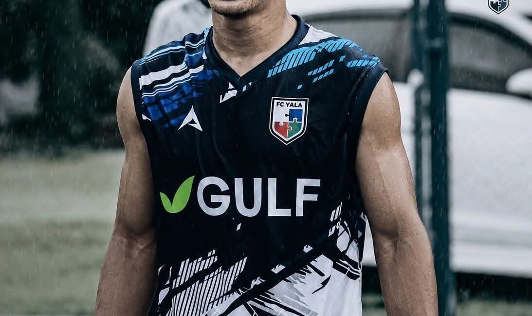 Tayland’ın güneyinde, Narathiwat eyaletinde aşırı yağış altında oynanan bir futbol