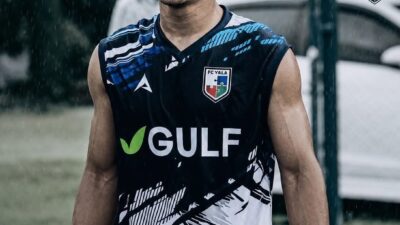 Tayland’ın güneyinde, Narathiwat eyaletinde aşırı yağış altında oynanan bir futbol