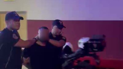 Adana’da, bir taziye evinde çıkan kavgada husumetlilerini silahla kovalayan bir