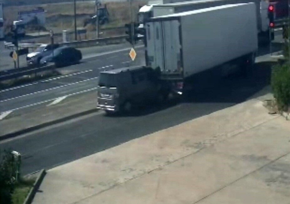 Ergene ilçesinde yaşanan trafik kazası, kırmızı ışıkta bekleyen bir tıra