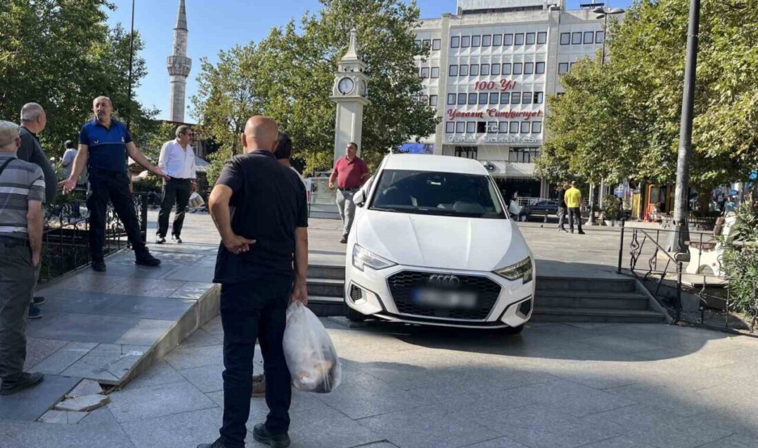 Tekirdağ’da meydana gelen olayda, sürücü arabasıyla engelli rampası zannederek merdivenlerden