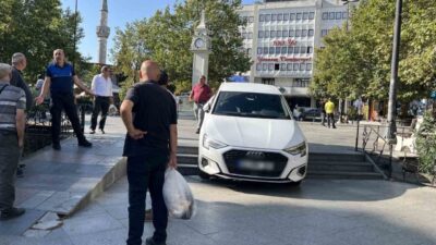 Tekirdağ’da meydana gelen olayda, sürücü arabasıyla engelli rampası zannederek merdivenlerden