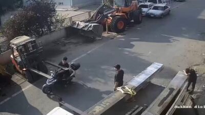 Tekirdağ’ın Süleymanpaşa ilçesinde bir motosiklet sürücüsü, yol kenarında yük indirmeye