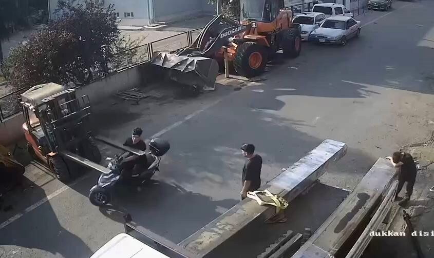Tekirdağ’ın Süleymanpaşa ilçesinde bir motosiklet sürücüsü, yol kenarında yük indirmeye