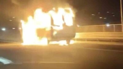 Kocaeli TEM Otoyolu geçişinde seyir halindeki bir minibüs aniden alev