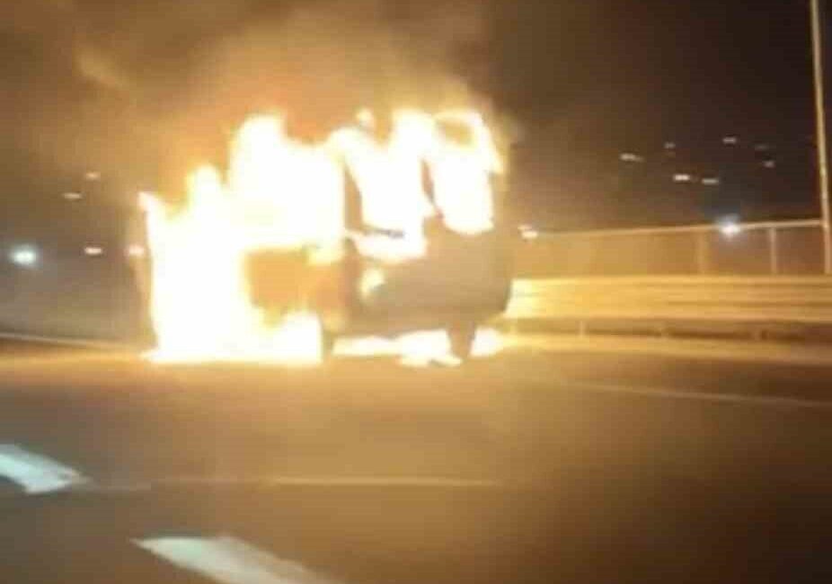Kocaeli TEM Otoyolu geçişinde seyir halindeki bir minibüs aniden alev