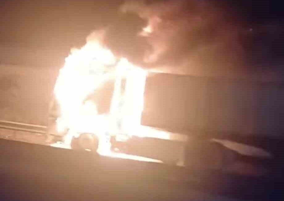 Kocaeli TEM Otoyolu geçişinde seyir halindeki bir tırın aniden alev