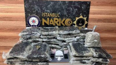 İstanbul’un Ataşehir ilçesinde polis ekipleri tarafından gerçekleştirilen operasyonlarda, biri ticari