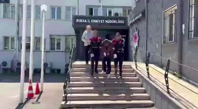 Bursa’da, sosyal medyada canlı yayın yapan bir kadının vücuduna bıçakla